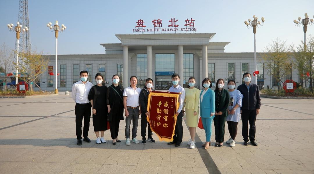 爱心人士冒雨慰问一线防疫工作者,社区慰问一线防疫工作者