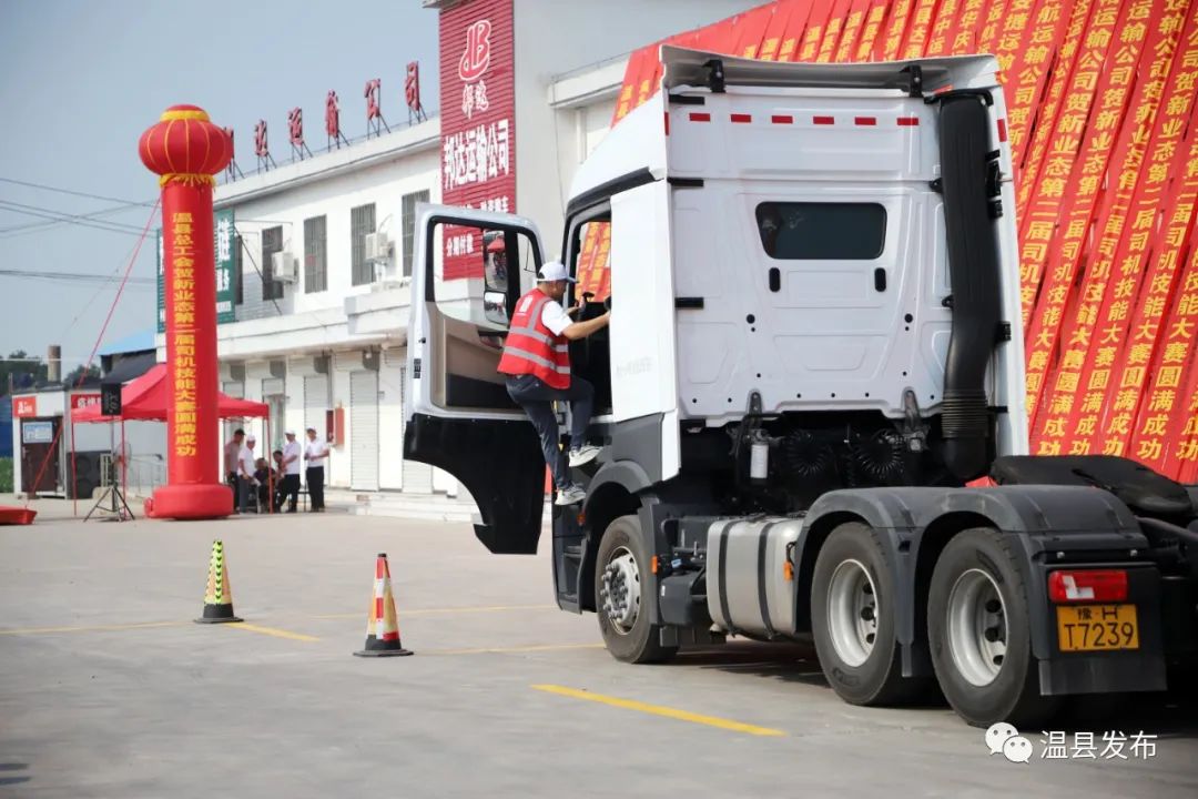 看渣土车司机的开车技术,看看大货车司机技术怎么样