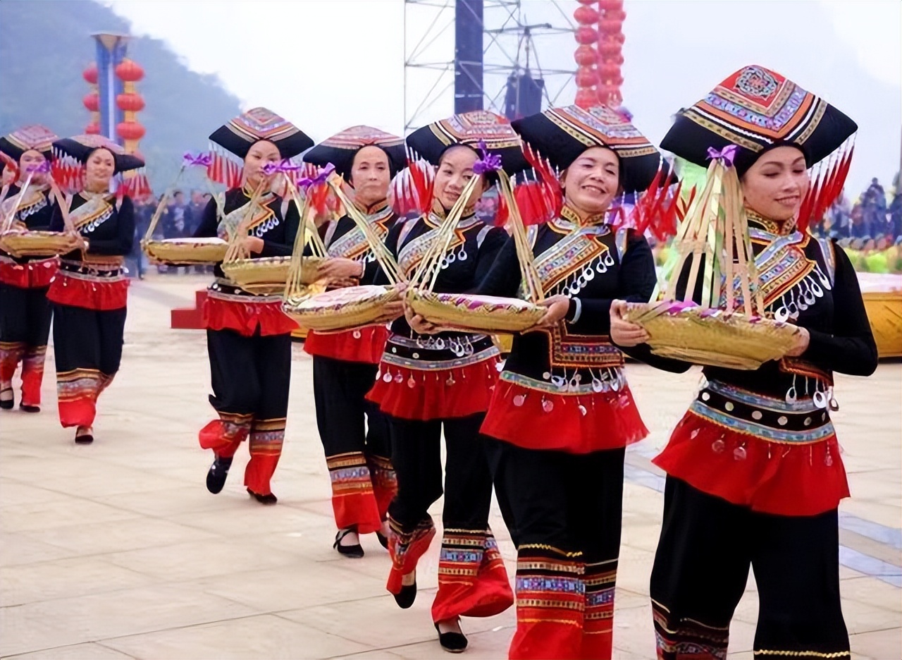 游遍整个民族,游遍祖国各地