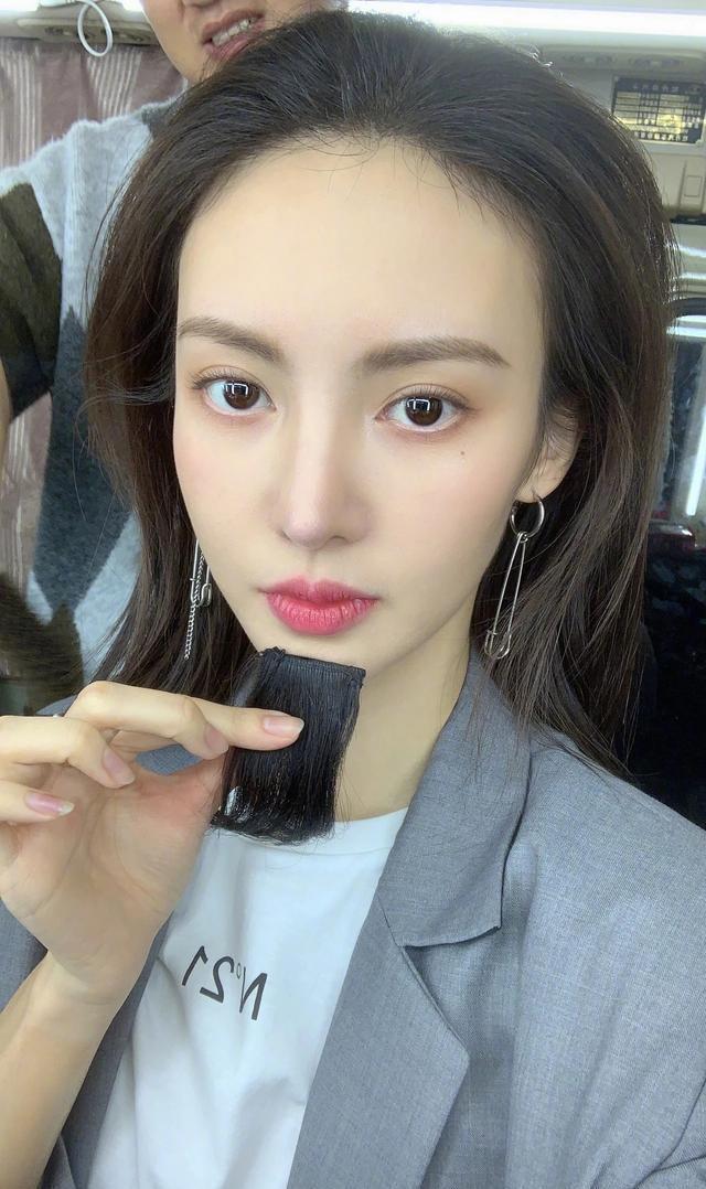 头发的长短稀疏决定衰老的速度,头发稀少又白让人一下子老了几岁