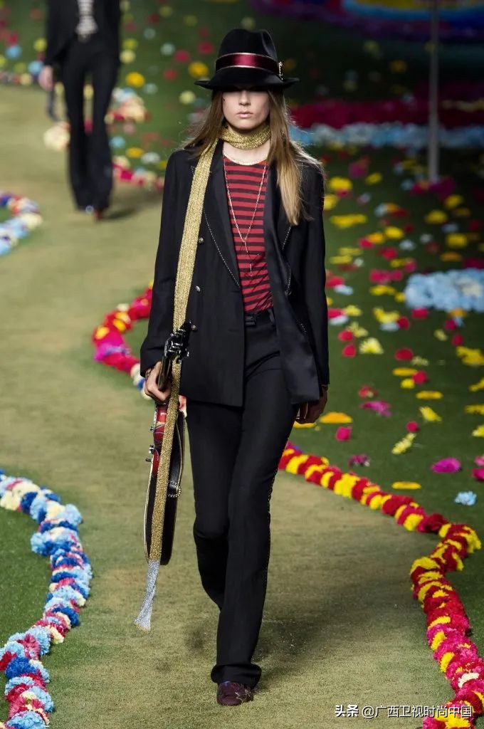 很热怎么穿,夏季天热怎么穿才够时尚