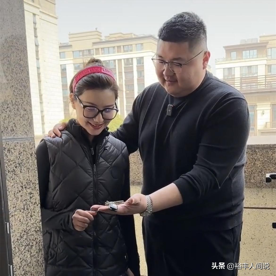 夫妻秀恩爱抖音猴哥,猴哥夫妻直播