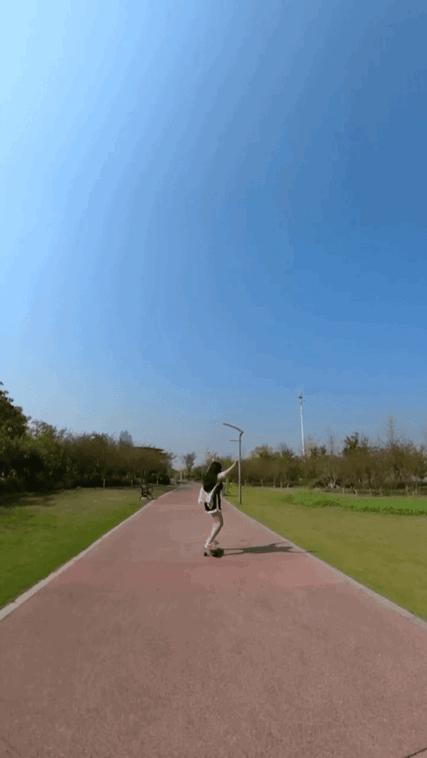 赵雅芝既优雅端庄又调皮可爱,70岁的赵雅芝滑滑板