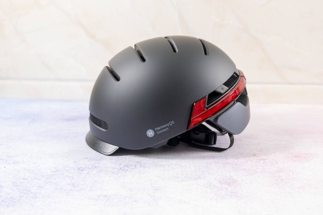 头盔有蓝牙耳机的效果,一款炫酷的智能头盔