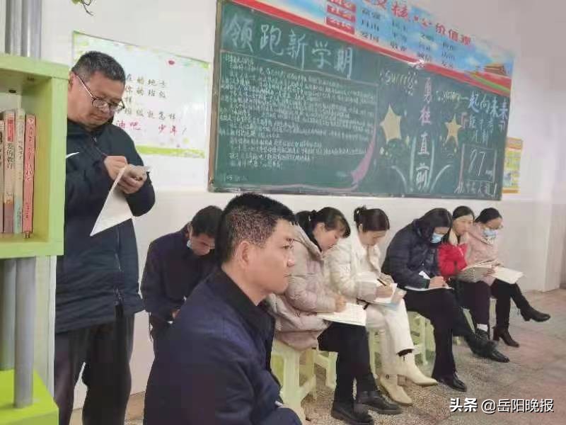 岳阳楼区梅溪中学：*党**员亮身份，*党**徽耀课堂