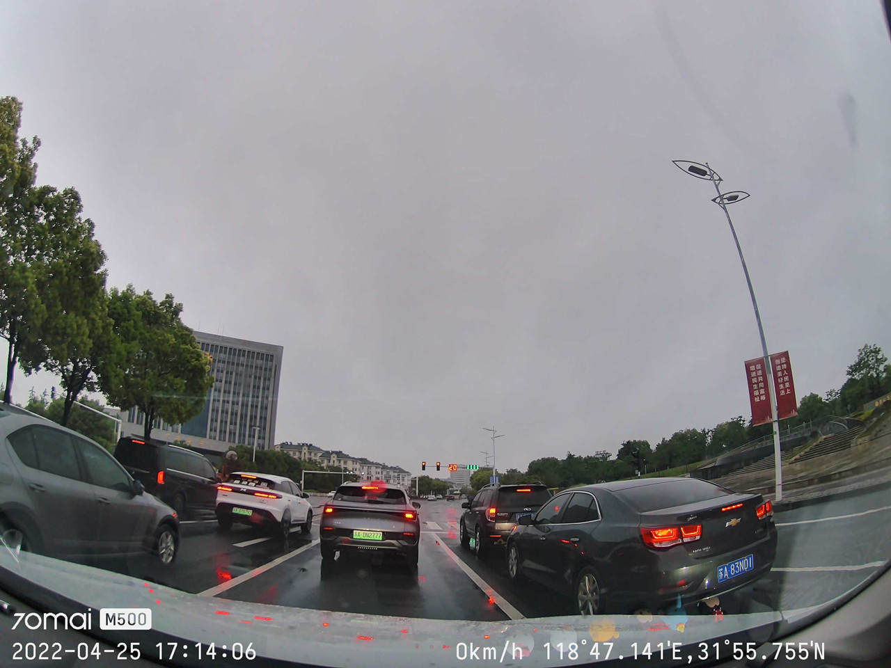 新车买哪种的行车记录仪比较好,提新车行车记录仪是不是免费装的