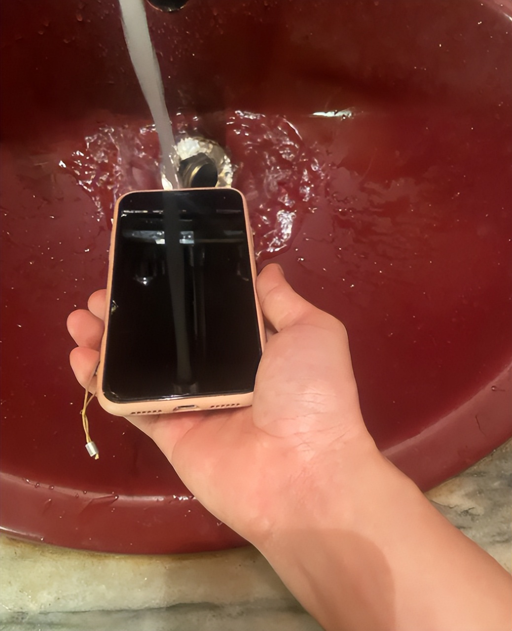 为何手机ip68还会进水,ip68也会扬声器进水吗