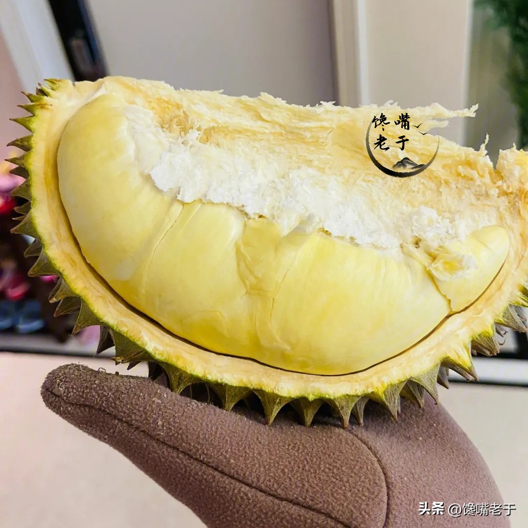 买榴莲是买轻点的还是重点的,买榴莲时老板直呼内行