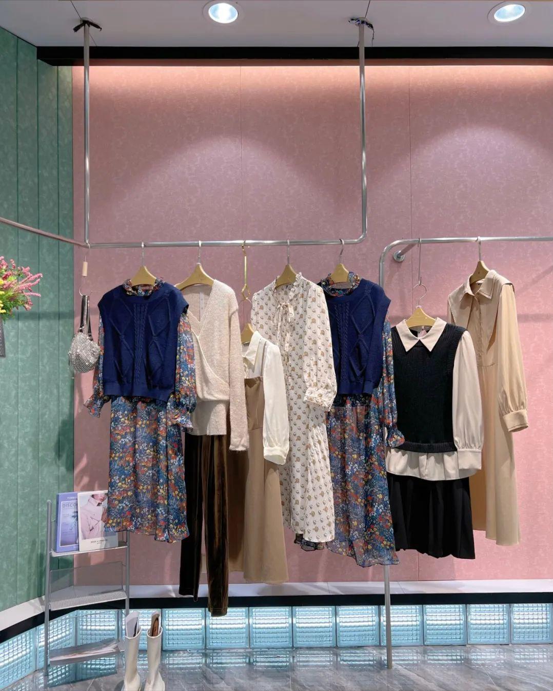 秋水伊人时尚女装桑蚕丝,秋水伊人女装正品清仓风衣直播