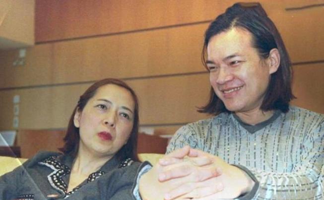 分手向前任讨要*裤内**,60岁公然出柜,“癫王”洪朝丰到底经历了啥