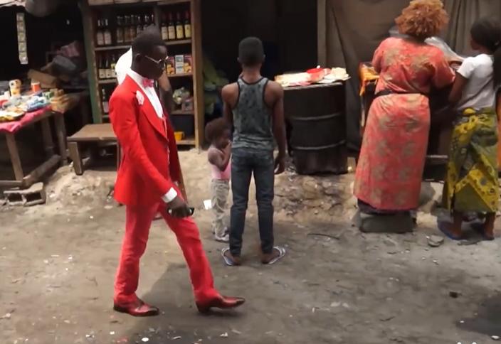 非洲穷人*款贷**20万买名牌，饿得吃树叶，也要买4万的鞋子出门显摆