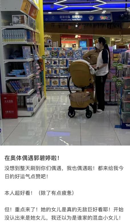 向佐和郭碧婷一家四口合影,向佐郭碧婷夫妇分享儿子周岁宴