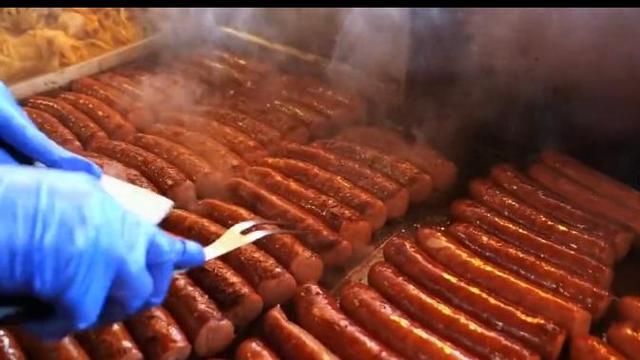 芝加哥街头最好吃的热狗，大香肠配上黄芥末，吃起来相当过瘾