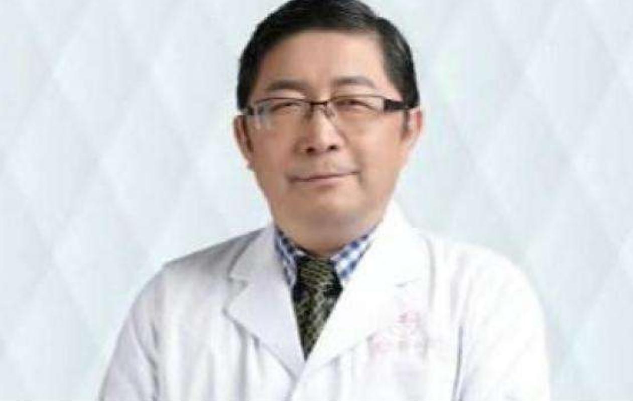 飞机上医生为老人吸尿,飞机上为老人吸尿的医生是谁