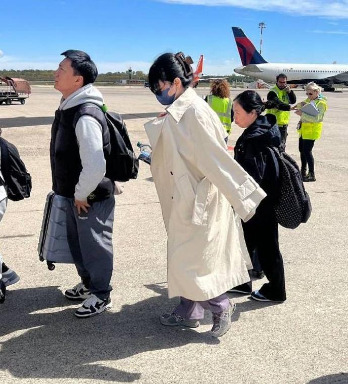 王菲和谢霆锋现身机场,王菲与谢霆锋现身机场