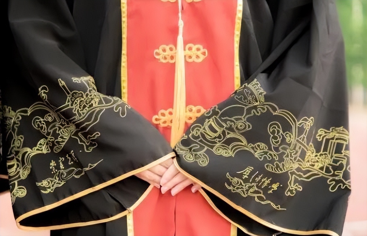 武汉大学穿民国衣服毕业照,武汉高校毕业穿军装