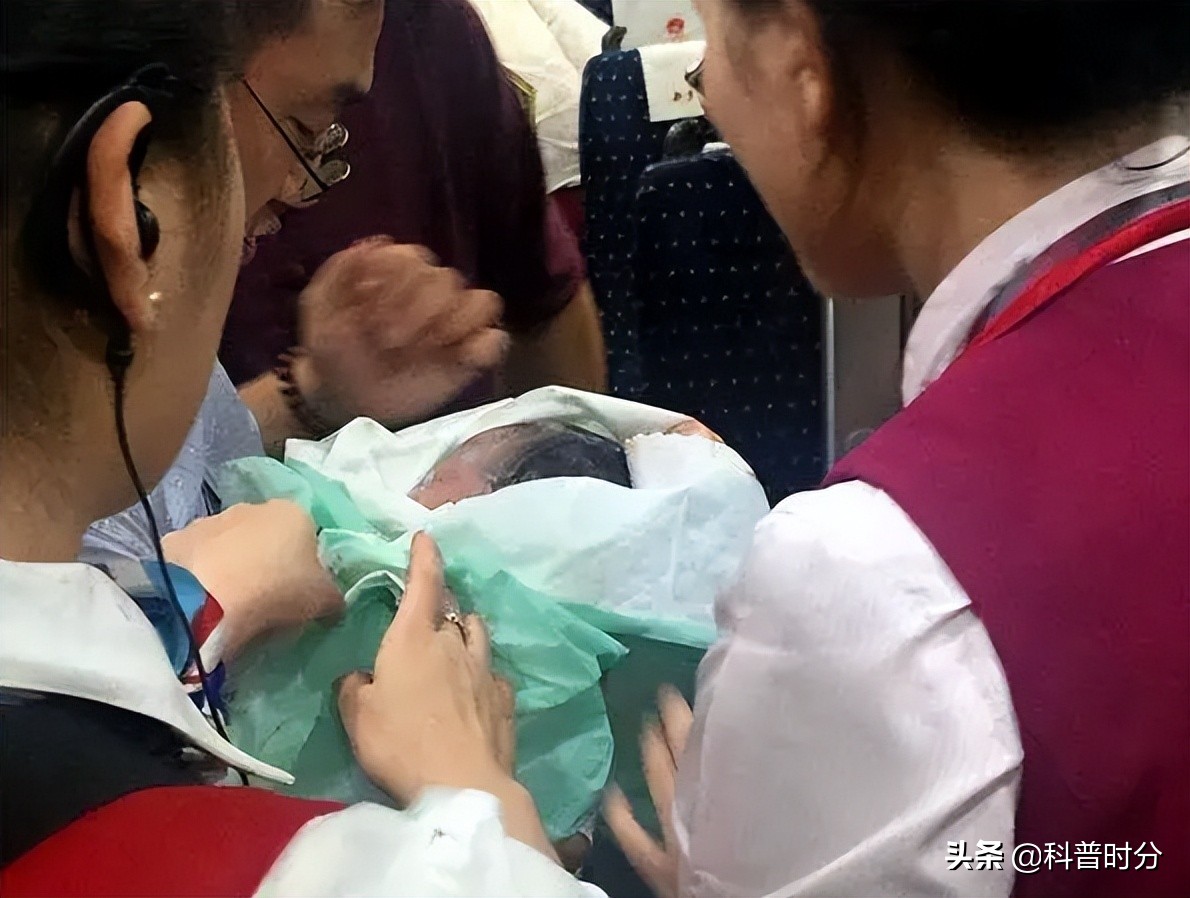 13年孕妇高铁厕所早产，孩子出生后吓坏众人，医生：可能一尸两命