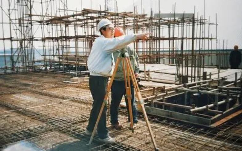 如何选择合适的建筑工程师证：初级到高级证书的比较分析