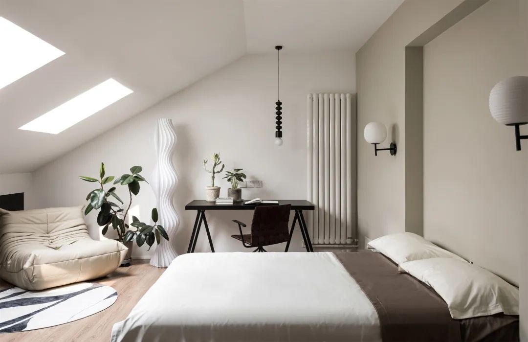 她家80㎡的顶楼复式，看过的人都说羡慕，两人两猫的生活真幸福