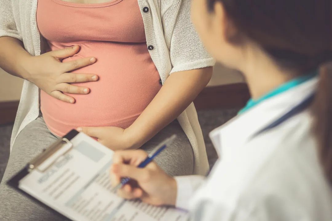 分娩时会阴裂伤易累及什么部位,会阴裂伤是分娩并发症吗