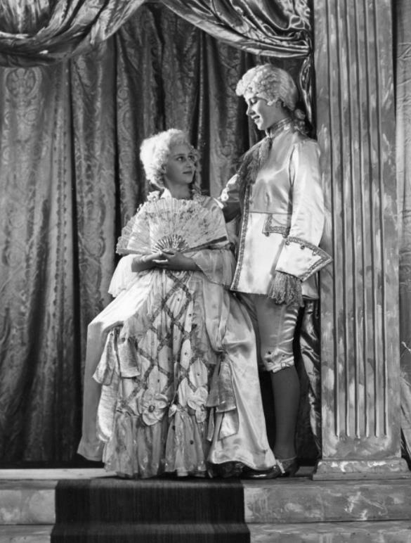 九十六张照片回顾英国女王的一生 (96张图看完英国女王的一生)