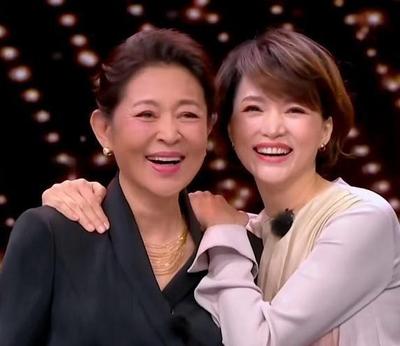 主持春晚13载，和董卿上演回忆杀，用4张白纸“骗”了观众30年