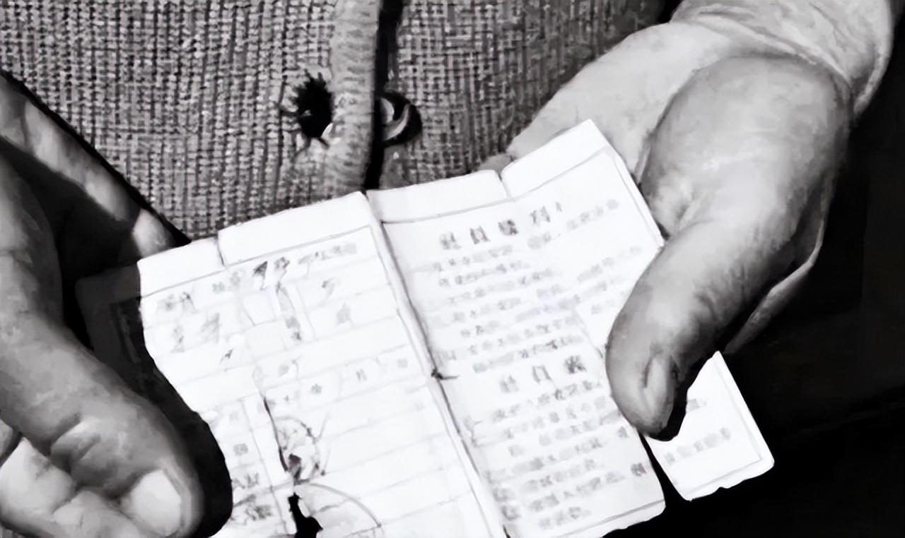 60岁以上老人去银行兑换股票,老人三十块银元到银行兑换