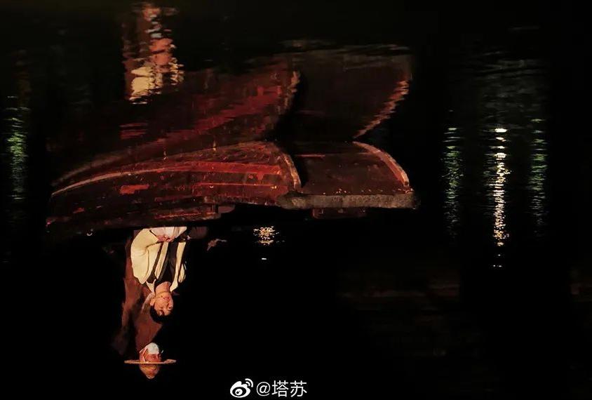 我穿着防爆服被观众暴打,但演出不能停