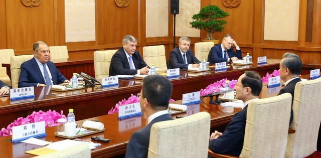 一架俄罗斯专机从北京飞往平壤，在中俄朝之间，连成了一条线！