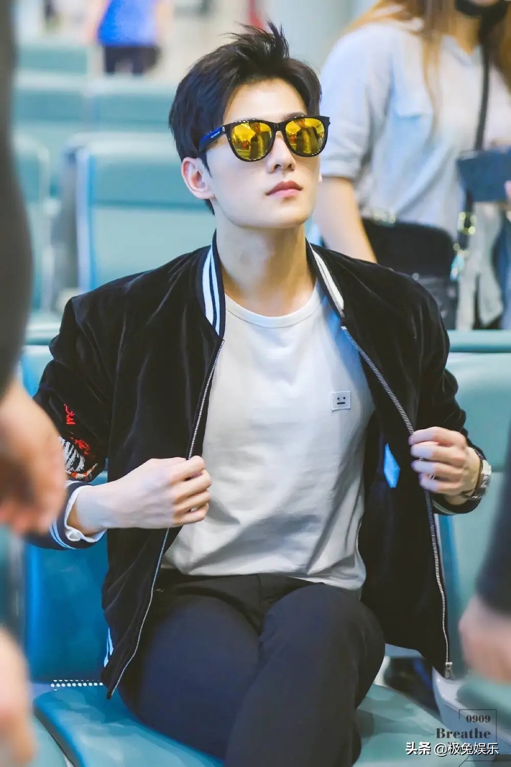 杨洋和沈腾争夺军艺校草头衔,军艺校草沈腾杨洋同框拥抱