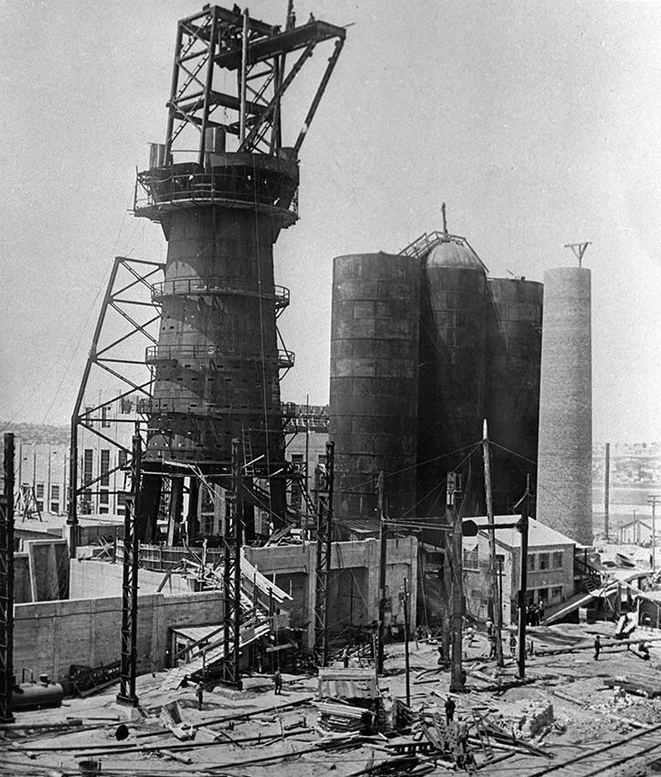 亚速钢铁厂有多少职工,亚速钢铁厂工人