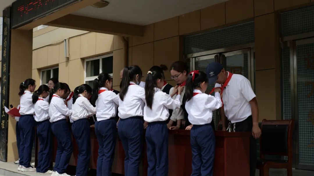 学习二十大争做好队员——盐湖区舜帝复旦示范小学少先队员分批入队仪式