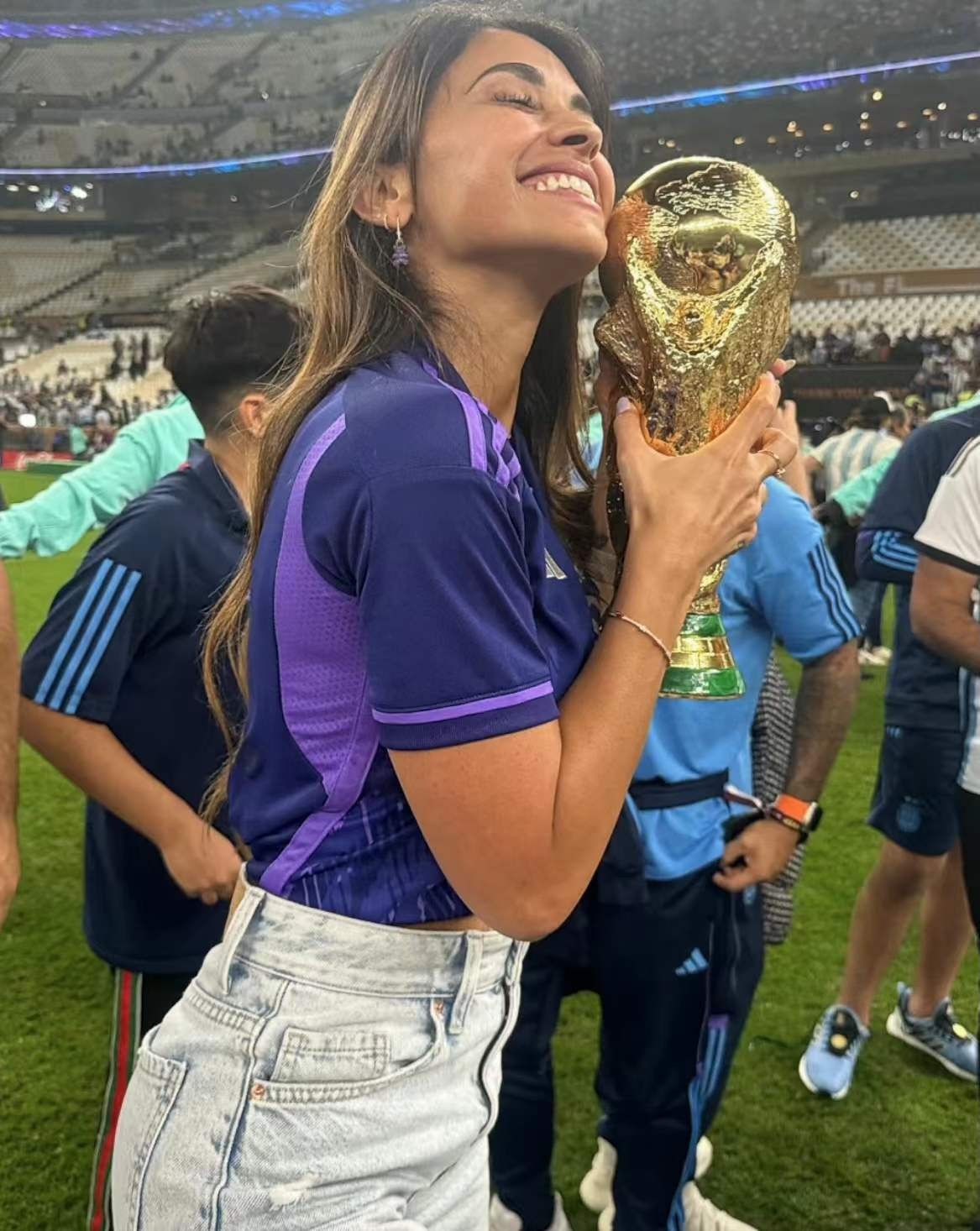 梅西夺冠后全家福,梅西夺冠后和爱妻亲吻视频