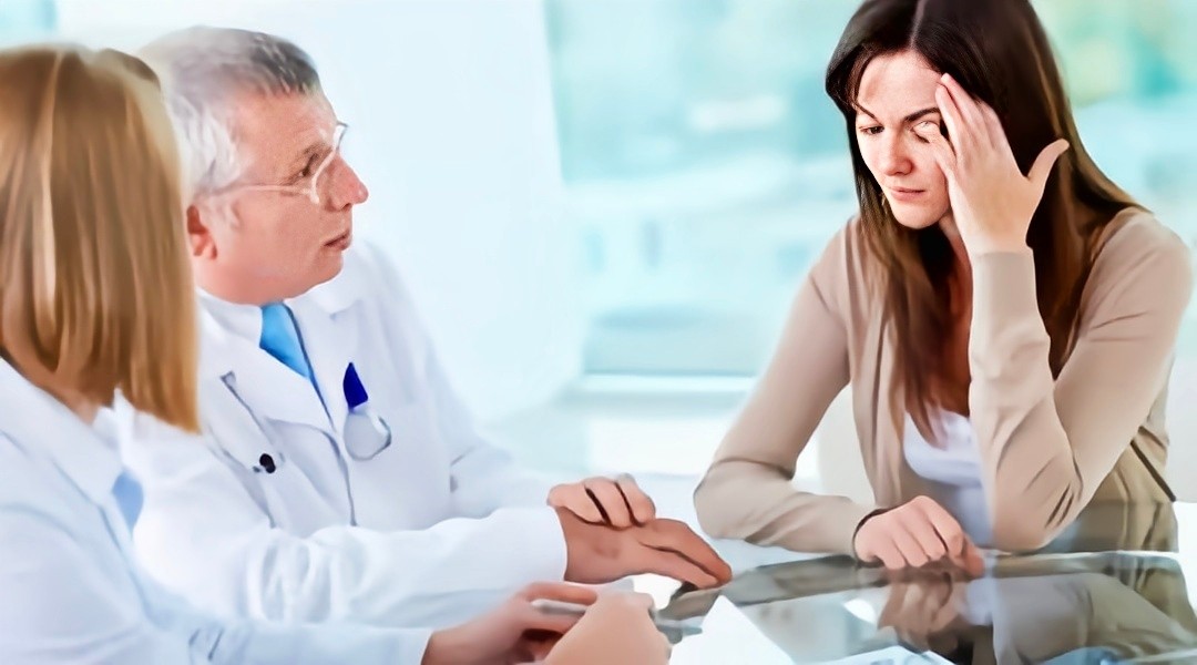 女子身上长虫医生拿镊子治疗,医生从女子腹痛取出长虫