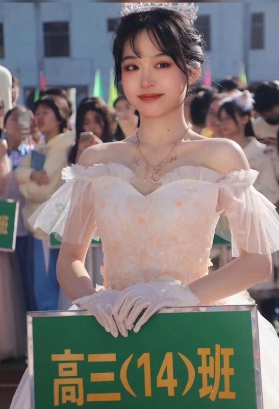 浙江高中校园运动会举牌女生,高一运动会举牌女生颜值有多绝