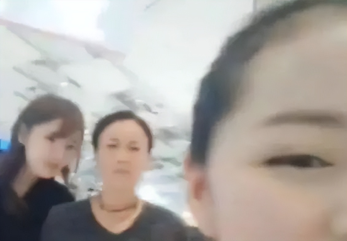 公然挑衅刀郎，机场怒踹粉丝，歌坛“一姐”那英究竟凭啥这么狂？