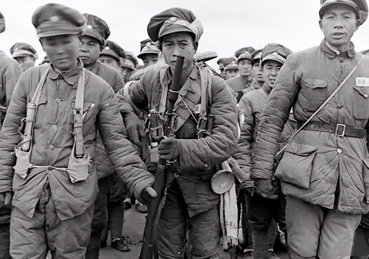 蒋军忍饥挨饿，蒋校长却空投“激励信”，士兵大骂：这有啥用