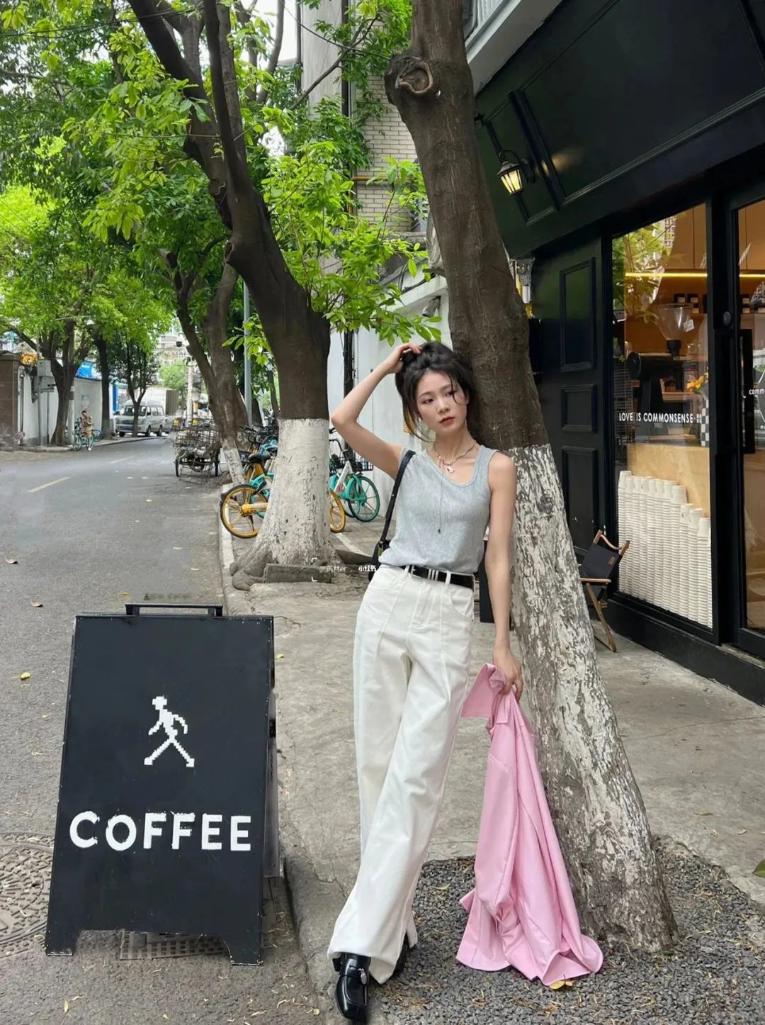 简约背心是一件百搭单品,哪种款式的背心比较经典百搭呢