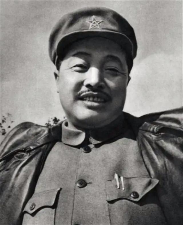 2001年贺鹏飞因突发心脏病去世，母亲盯着遗体发呆，重复说一句话