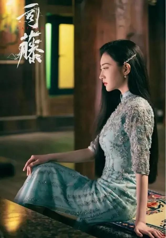 刘嘉玲关晓彤同框,穿旗袍大秀窈窕好身材