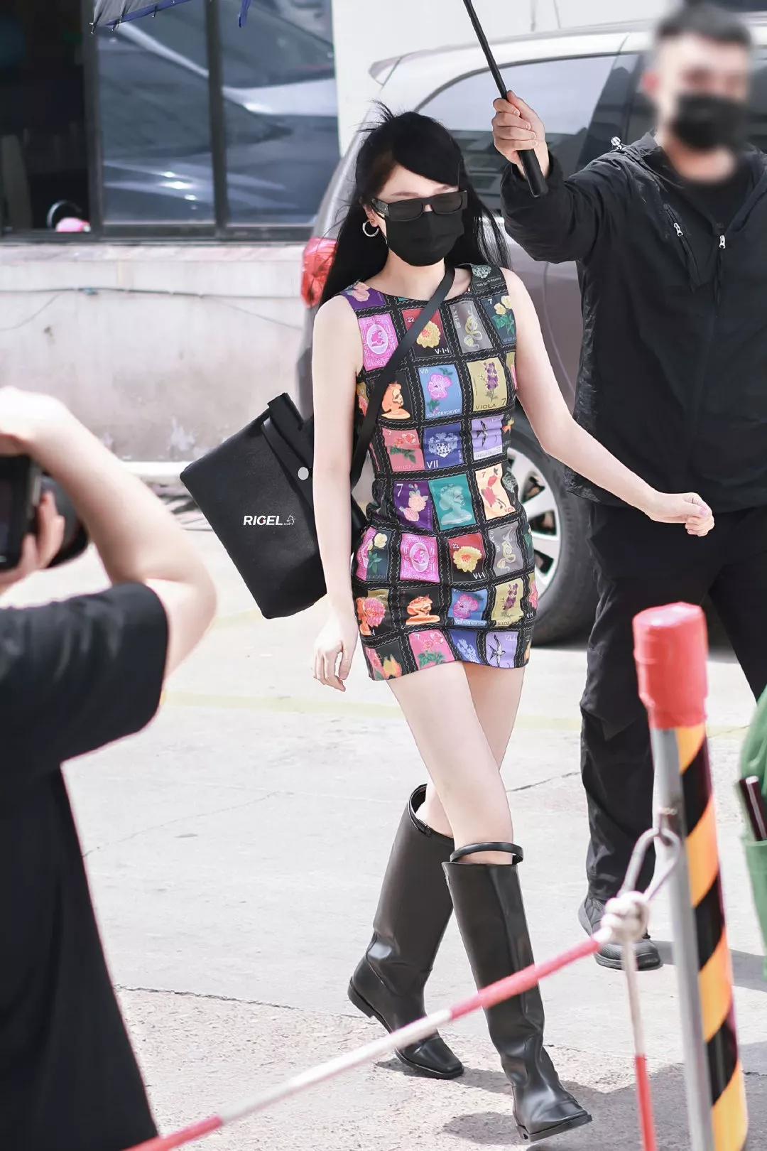 虞书欣粉色露背小吊带搭配,虞书欣粉黑蕾丝吊带造型