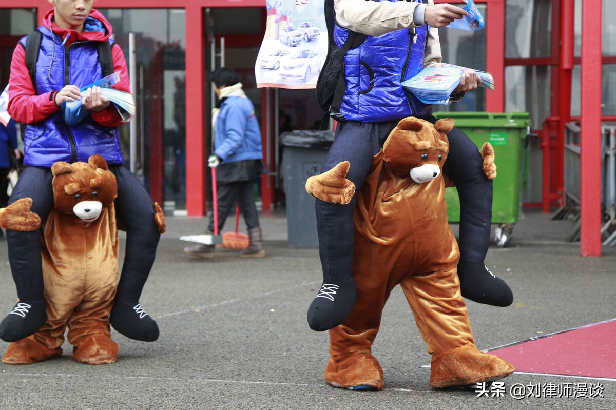 男子散发两万余张印有前女友私密照片的传单，如何定罪量刑