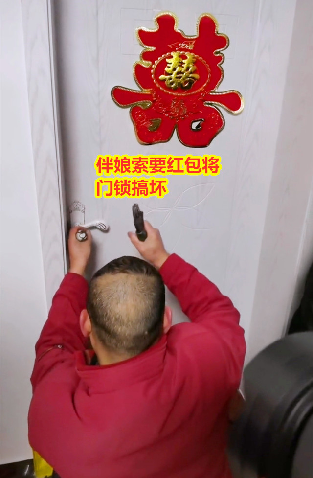 伴娘拦门要多少红包,伴娘堵房门要红包被误伤