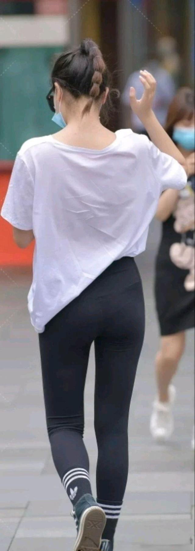 灰牛仔裤如何穿搭显高级,牛仔裤简单高级穿搭