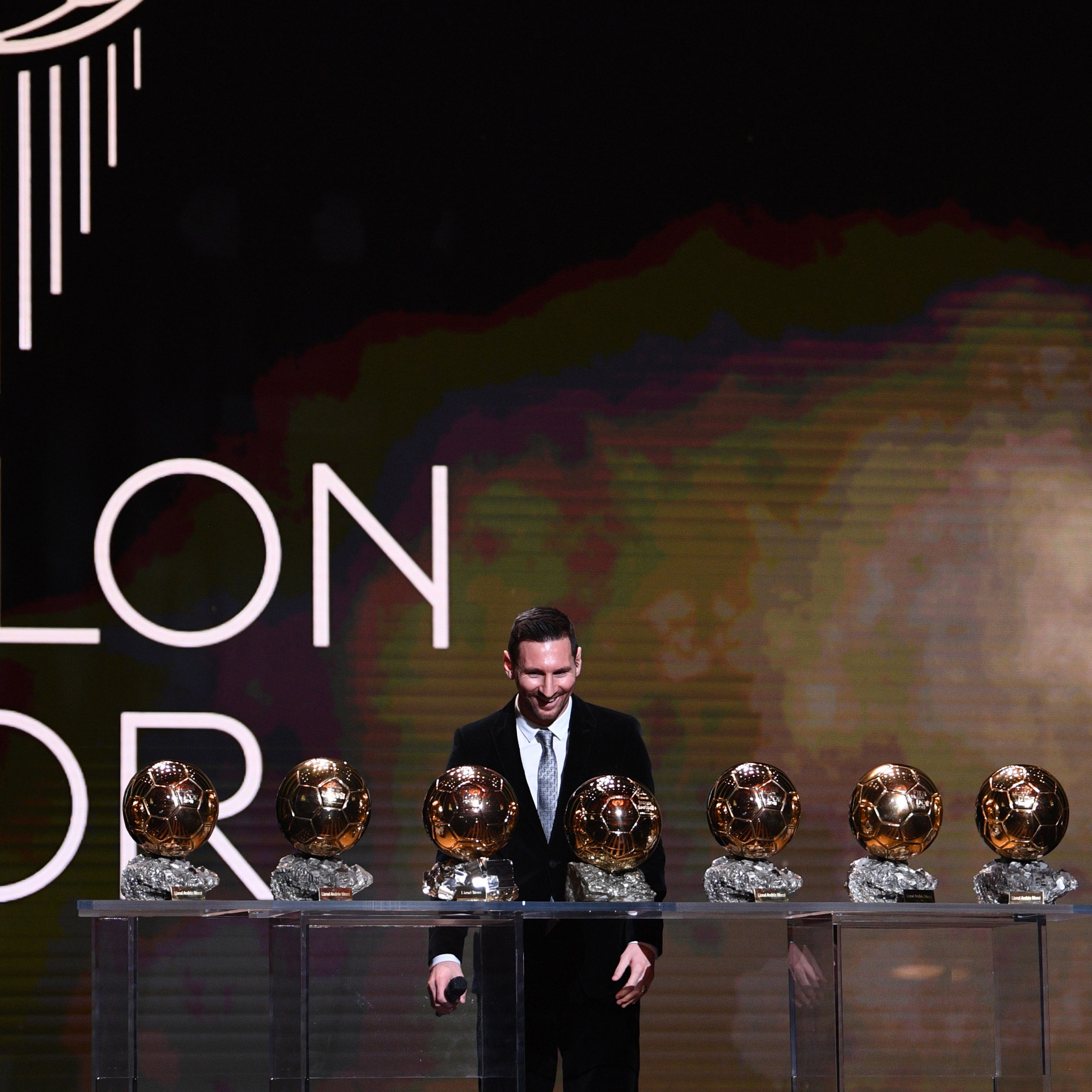 太甜了梅西与妻子在机场深情拥吻,梅西9岁时对她一见钟情