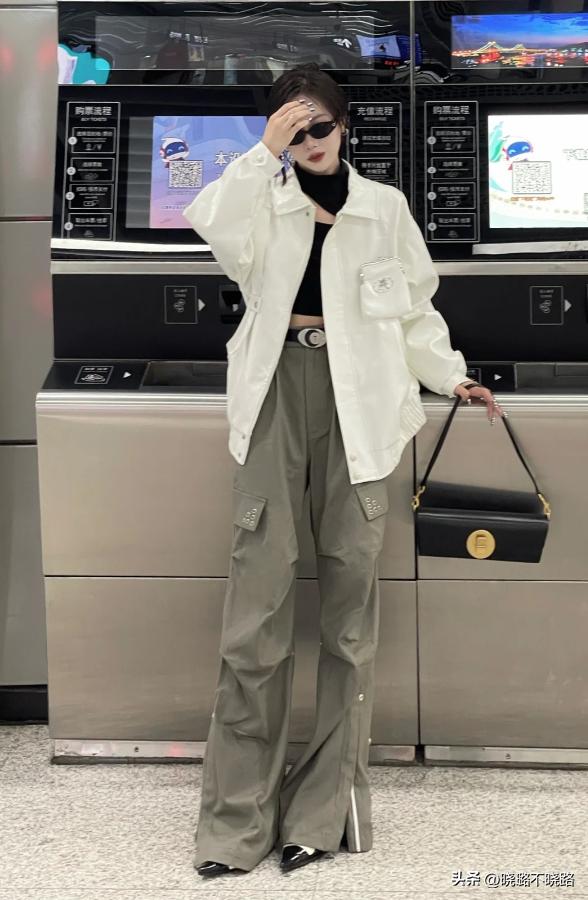 今年特流行工装裤时尚百搭又有型,工装裤女卡其色搭配红色平底鞋