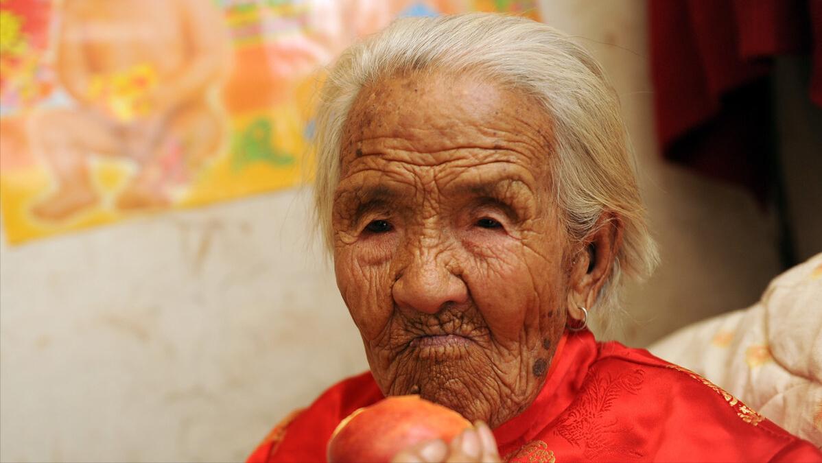 老人不能自理时如何养老好,三位老人的三种全新养老方式