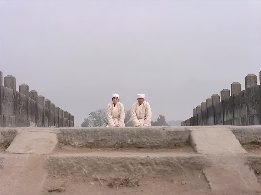 *窥偷**、*虐性**、不伦恋，这部90年代的电影戳破了压抑扭曲的人性欲望