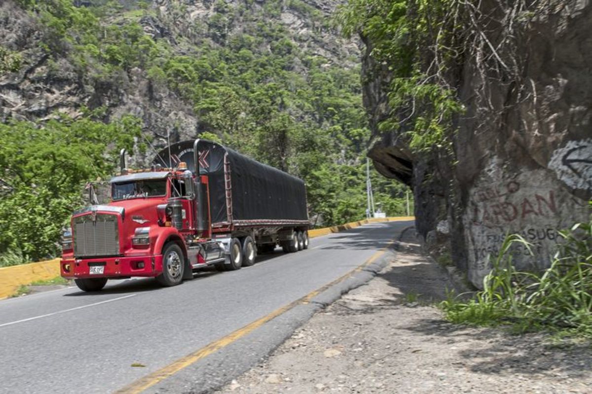 运输成本36元/公里，在哥伦比亚开卡车堪称公路版绝地求生