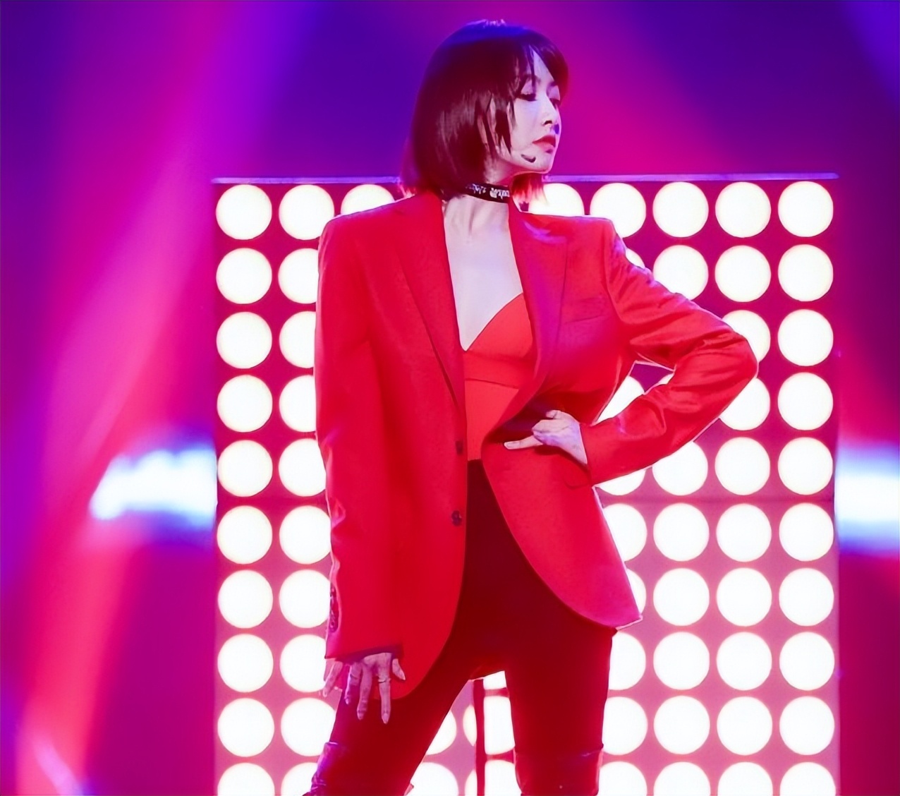 赵露思坐姿瑜伽裤穿搭,穿瑜伽裤上街合适吗